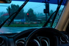 Lluvia de conducción y esperar la señal de tráfico fotografía de archivo Lluvia de conducción y esperar la señal de tráfico fotografía de archivo