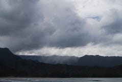 Lluvias del chubasco de la descarga de las nubes de tormenta en la montaña fotos de archivo Lluvias del chubasco de la descarga de las nubes de tormenta en la montaña fotos de archivo