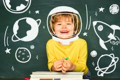 Lo scolaro o il bambino in età prescolare felice impara Di nuovo alla scuola ed al tempo felice Scuola dei bambini fotografie stock Lo scolaro o il bambino in età prescolare felice impara Di nuovo alla scuola ed al tempo felice Scuola dei bambini fotografie stock