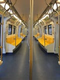 Lo skytrain di Bangkok ha sedili simmetrici gialli fotografia stock libera da diritti Lo skytrain di Bangkok ha sedili simmetrici gialli fotografia stock libera da diritti