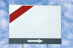 Lo spazio bianco vuoto in bianco della copia del tabellone per le affissioni, la barra rossa e grigia e la freccia, cloudscape bl immagini stock Lo spazio bianco vuoto in bianco della copia del tabellone per le affissioni, la barra rossa e grigia e la freccia, cloudscape bl immagini stock
