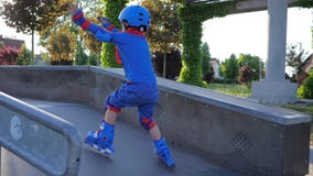Lo stile libero, il bambino in casco ed il vestito partecipa ai concorsi su rollerdrome archivi video Lo stile libero, il bambino in casco ed il vestito partecipa ai concorsi su rollerdrome archivi video