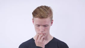 Lo studente sollecitato nervoso del giovane del ritratto del primo piano ritiene distogliere lo sguardo maldestro sideway ansiosa video d archivio Lo studente sollecitato nervoso del giovane del ritratto del primo piano ritiene distogliere lo sguardo maldestro sideway ansiosa video d archivio