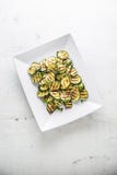 lo zucchini freschi del taglio Zucchini arrostito con la spezia rossa sul piatto bianco immagini stock lo zucchini freschi del taglio Zucchini arrostito con la spezia rossa sul piatto bianco immagini stock