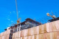 Local da construção civil com maquinaria da torre do guindaste imagens de stock Local da construção civil com maquinaria da torre do guindaste imagens de stock