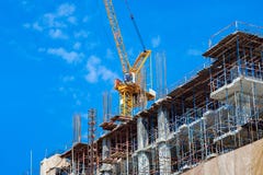 Local da construção civil com maquinaria da torre do guindaste foto de stock royalty free Local da construção civil com maquinaria da torre do guindaste foto de stock royalty free