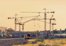 Local da construção civil com maquinaria do guindaste de torre foto de stock royalty free Local da construção civil com maquinaria do guindaste de torre foto de stock royalty free