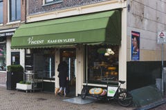 Local entrant dans un magasin de fromage à Amsterdam du centre photographie stock libre de droits Local entrant dans un magasin de fromage à Amsterdam du centre photographie stock libre de droits