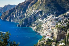 Località di soggiorno migliori dell'Italia con le vecchie ville variopinte sul pendio ripido, Positano immagini stock Località di soggiorno migliori dell'Italia con le vecchie ville variopinte sul pendio ripido, Positano immagini stock