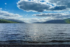 Loch Ness un jour ensoleillé images stock Loch Ness un jour ensoleillé images stock