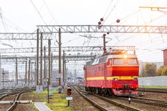 Locomotiv på järnvägspår, Ryssland royaltyfri bild Locomotiv på järnvägspår, Ryssland royaltyfri bild