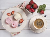 Lody truskawki i wanilii odgórnego widoku kawowej kawy espresso ranku nieociosany śniadanie obraz royalty free Lody truskawki i wanilii odgórnego widoku kawowej kawy espresso ranku nieociosany śniadanie obraz royalty free