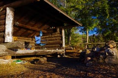 Log Cabin Lean To Shelter In The Adirondack Mountains Stock Photo