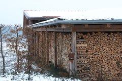 Loge pour le bois de chauffage dans l'hiver images libres de droits Loge pour le bois de chauffage dans l'hiver images libres de droits