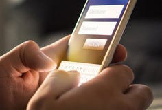 Login met smartphone aan online bankrekening royalty-vrije stock foto's Login met smartphone aan online bankrekening royalty-vrije stock foto's