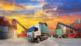 Logistikdistributionskedja på skärmen med industriell behållarelast Logistikdistributionskedja på skärmen med industriell behållarelast