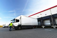 Logistique et stockage de marchandises - chargement et déchargement des marchandises pour image libre de droits Logistique et stockage de marchandises - chargement et déchargement des marchandises pour image libre de droits