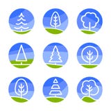Logo abstrait de nature Arbres blancs d'isolement de couleur sur le fond de ciel bleu et le champ vert dans l'ensemble de style d Photos libres de droits Logo abstrait de nature Arbres blancs d'isolement de couleur sur le fond de ciel bleu et le champ vert dans l'ensemble de style d Photos libres de droits