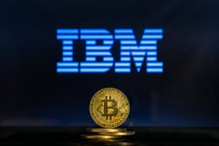 Logo d'IBM sur un écran d'ordinateur avec une pile de pièces de monnaie de cryptocurency de Bitcoin photo stock Logo d'IBM sur un écran d'ordinateur avec une pile de pièces de monnaie de cryptocurency de Bitcoin photo stock