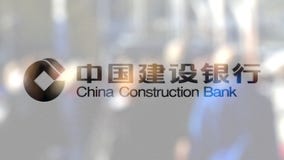 Logo de China Construction Bank sur un verre contre la foule brouillée sur le steet Rendu 3D éditorial illustration stock Logo de China Construction Bank sur un verre contre la foule brouillée sur le steet Rendu 3D éditorial illustration stock