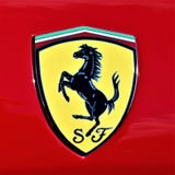 Logo di Ferrari dal Car Show del caffè e di Toledo Cars fotografia stock libera da diritti Logo di Ferrari dal Car Show del caffè e di Toledo Cars fotografia stock libera da diritti