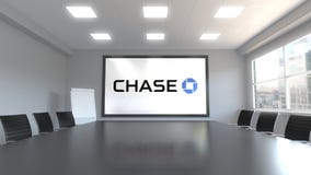Logo di JPMorgan Chase Bank sullo schermo in una sala riunioni Rappresentazione editoriale 3D illustrazione vettoriale Logo di JPMorgan Chase Bank sullo schermo in una sala riunioni Rappresentazione editoriale 3D illustrazione vettoriale