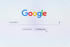 Logotipo americano da empresa da tecnologia de Google no homepage do Search Engine com monopólio da palavra na barra da busca fotografia de stock Logotipo americano da empresa da tecnologia de Google no homepage do Search Engine com monopólio da palavra na barra da busca fotografia de stock