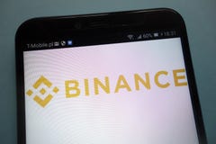 Logotipo de Binance em um smartphone foto de stock Logotipo de Binance em um smartphone foto de stock