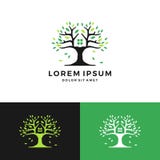 logotipo negativo del espacio del verde de la casa en el árbol stock de ilustración logotipo negativo del espacio del verde de la casa en el árbol stock de ilustración