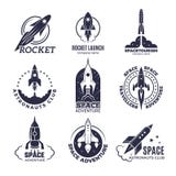 Logotypes dello spazio Rockets ed immagini monocromatiche di retro vettore dei distintivi di affari di scoperta della luna della royalty illustrazione gratis Logotypes dello spazio Rockets ed immagini monocromatiche di retro vettore dei distintivi di affari di scoperta della luna della royalty illustrazione gratis