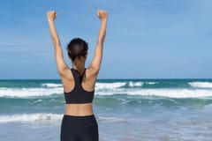 Logros del deporte y de la vida y concepto del éxito Muchacha deportiva de la vista posterior que aumenta los brazos hacia la sol imagen de archivo Logros del deporte y de la vida y concepto del éxito Muchacha deportiva de la vista posterior que aumenta los brazos hacia la sol imagen de archivo