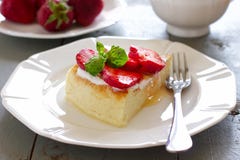 Loi-gros gâteau au fromage avec les fraises et le miel photos stock Loi-gros gâteau au fromage avec les fraises et le miel photos stock