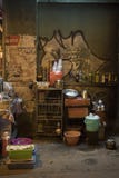 Loja da rua das bebidas em uma aleia em Ho Chi Minh City na noite foto de stock Loja da rua das bebidas em uma aleia em Ho Chi Minh City na noite foto de stock
