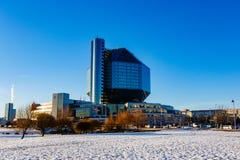 Lokaal die gezicht door sneeuw op zonnige dag wordt omringd Nationale bibliotheek in Minsk stock afbeelding Lokaal die gezicht door sneeuw op zonnige dag wordt omringd Nationale bibliotheek in Minsk stock afbeelding