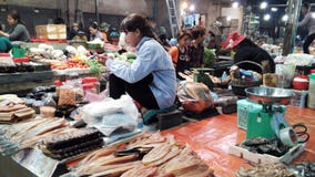 Lokale Leuteverkaufsfische in Siem- Reapmarkt Lizenzfreie Stockfotos Lokale Leuteverkaufsfische in Siem- Reapmarkt Lizenzfreie Stockfotos