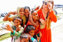 Lokaler omfamnar en turist i Varanasi, Indien royaltyfri fotografi Lokaler omfamnar en turist i Varanasi, Indien royaltyfri fotografi