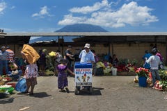 Lokales Mädchen, das kaufende Eiscreme der traditionellen Kleidungs in einem Straßenmarkt in der Stadt von Antigua, in Guatemala, lizenzfreie stockfotos Lokales Mädchen, das kaufende Eiscreme der traditionellen Kleidungs in einem Straßenmarkt in der Stadt von Antigua, in Guatemala, lizenzfreie stockfotos
