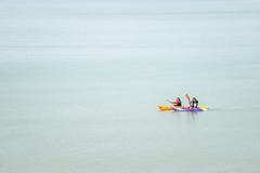 Lokalisierte Kajak Paddlers auf einem großen, ruhiger See lizenzfreies stockbild Lokalisierte Kajak Paddlers auf einem großen, ruhiger See lizenzfreies stockbild