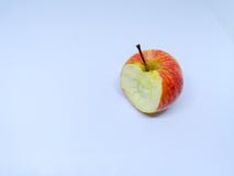 Lokalisierter Apfel, der mit einem weißen Hintergrund gebissen worden ist stockbilder Lokalisierter Apfel, der mit einem weißen Hintergrund gebissen worden ist stockbilder