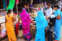 Lokalni ludzie robi zakupy przy Kinari bazarem w Agra, Uttar Pradesh, I Obraz Royalty Free Lokalni ludzie robi zakupy przy Kinari bazarem w Agra, Uttar Pradesh, I Obraz Royalty Free