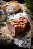 Lombo affumicato Prosciutto tradizionale appetitoso della carne di maiale Carne affumicata tradizionale e familiare immagine stock libera da diritti Lombo affumicato Prosciutto tradizionale appetitoso della carne di maiale Carne affumicata tradizionale e familiare immagine stock libera da diritti