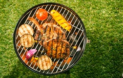 Lombo de carne de porco magro saudável com vegetarianos em um BBQ foto de stock Lombo de carne de porco magro saudável com vegetarianos em um BBQ foto de stock