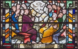LONDEN, GROOT-BRITTANNIË - SEPTEMBER 16, 2017: De scène van Pinksteren op het gebrandschilderde glas in kerk St Etheldreda royalty-vrije stock afbeelding LONDEN, GROOT-BRITTANNIË - SEPTEMBER 16, 2017: De scène van Pinksteren op het gebrandschilderde glas in kerk St Etheldreda royalty-vrije stock afbeelding