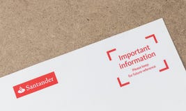 Londen/het UK - 1 Juli 2019 - het embleem van Santander bij de bovenkant van een bankbrief royalty-vrije stock afbeelding Londen/het UK - 1 Juli 2019 - het embleem van Santander bij de bovenkant van een bankbrief royalty-vrije stock afbeelding