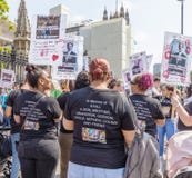 Londen/het UK 26 Juni 2019 Van de het anti-messenmisdaad van de verrichtingssluiting de campagnevoerdersprotest buiten het Parlem royalty-vrije stock foto Londen/het UK 26 Juni 2019 Van de het anti-messenmisdaad van de verrichtingssluiting de campagnevoerdersprotest buiten het Parlem royalty-vrije stock foto