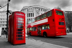 Londen, het UK. Rode telefooncel en rode bus royalty-vrije stock foto's Londen, het UK. Rode telefooncel en rode bus royalty-vrije stock foto's