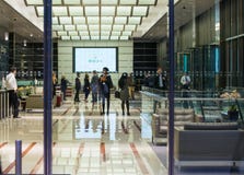 LONDEN, HET UK - 7 SEPTEMBER, 2015: De bureaubouw ingang in nachtlicht Canary Wharf-het nachtleven Stock Afbeeldingen LONDEN, HET UK - 7 SEPTEMBER, 2015: De bureaubouw ingang in nachtlicht Canary Wharf-het nachtleven Stock Afbeeldingen