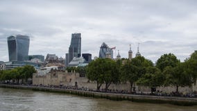 London, England - Stadtbild über der Themse in Richtung zum Tower von London mit Essiggurke im Hintergrund lizenzfreies stockfoto London, England - Stadtbild über der Themse in Richtung zum Tower von London mit Essiggurke im Hintergrund lizenzfreies stockfoto