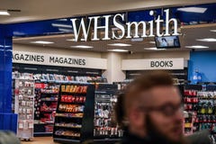 London Förenade kungariket - Februari 05, 2019: Den okända mannen går framme av den WHSmith filialen på den London Luton flygplat arkivbilder London Förenade kungariket - Februari 05, 2019: Den okända mannen går framme av den WHSmith filialen på den London Luton flygplat arkivbilder