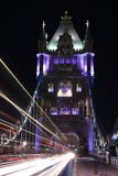 London, Großbritannien, Turm-Brücke nachts mit hellen Spuren von Bussen und Autos auf der Brücke, lange Belichtung schossen im Re Lizenzfreies Stockfoto London, Großbritannien, Turm-Brücke nachts mit hellen Spuren von Bussen und Autos auf der Brücke, lange Belichtung schossen im Re Lizenzfreies Stockfoto